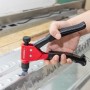 Arrow Nietmutternzange RNT1 im Einsatz auf Metall, Zange in rotem und schwarzem Design.