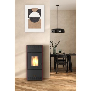 Weißer Blaze Pelletofen Mareni 8 kW im Wohnraum mit Esstisch und Deko.