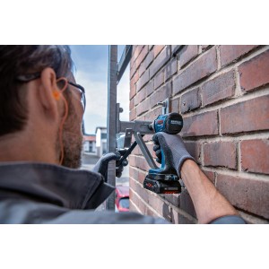 Bosch Professional Akku-Drehschlagschrauber GDS 18V-330 HC im Einsatz an einer Mauer.