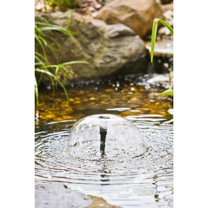 Heissner Solar-Teichpumpen-Set mit LED im Gartenteich mit Wasserspiel.