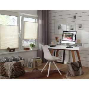 Gardinia EasyFix Plissee, elfenbeinfarben, 65x130 cm, mit Bedienschienen am Fenster im Arbeitszimmer.