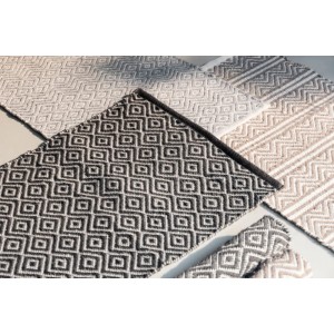Wenko Badematte Turpan, 50x80 cm, dunkelgrau-weiß mit Rautenmuster. Rutschhemmender Polyester-Badteppich im Boho-Stil.