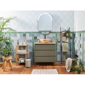 Badezimmer-Szene mit baliv Moss Green Handtuch-Set und sandfarbenen Akzenten.