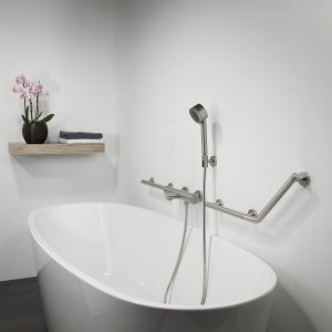 Tiger Sicherheitsgriff 135° rechts, Edelstahl gebürstet, montiert neben einer Badewanne.