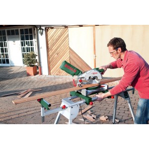 Bosch PTA 2400 Kappsägentisch mit Kappsäge beim Zuschnitt eines Werkstücks.
