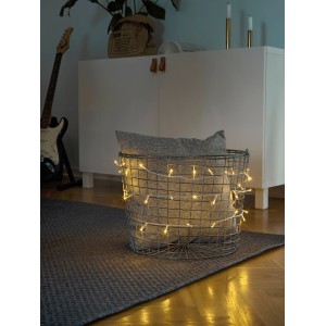Dekorative Konstsmide Micro LED Lichterkette mit 50 bernsteinfarbenen LEDs in einem Drahtkorb.