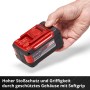 Einhell Akku 18V 5,2Ah PXC, 2er-Set. Roter Power X-Change Akku in Hand, für Elektrowerkzeuge.