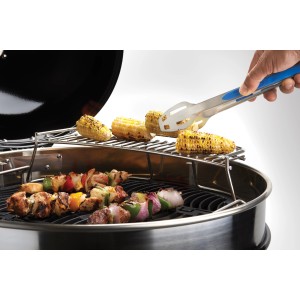 Napoleon Warmhalterost DM 57 auf Holzkohlegrill mit Grillgut. Grillutensil für mehr Grillfläche.