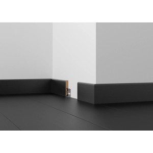 Sockelleiste Esche Weiß, foliert, 56x10x2400 mm, montiert an einer Wand.