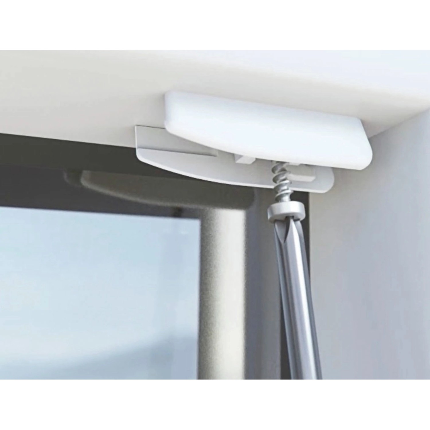 Detailaufnahme der Montage eines weißen Gardinia Plissees am Fensterrahmen.