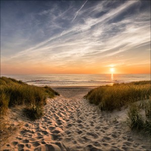 Glasbild: Weg zum Strand bei Sonnenuntergang, 50x50 cm. Dekoration für Ihr Zuhause.