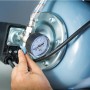 Detailaufnahme: Hauswasserwerk HWW 3200 mit Manometer in Bedienung.