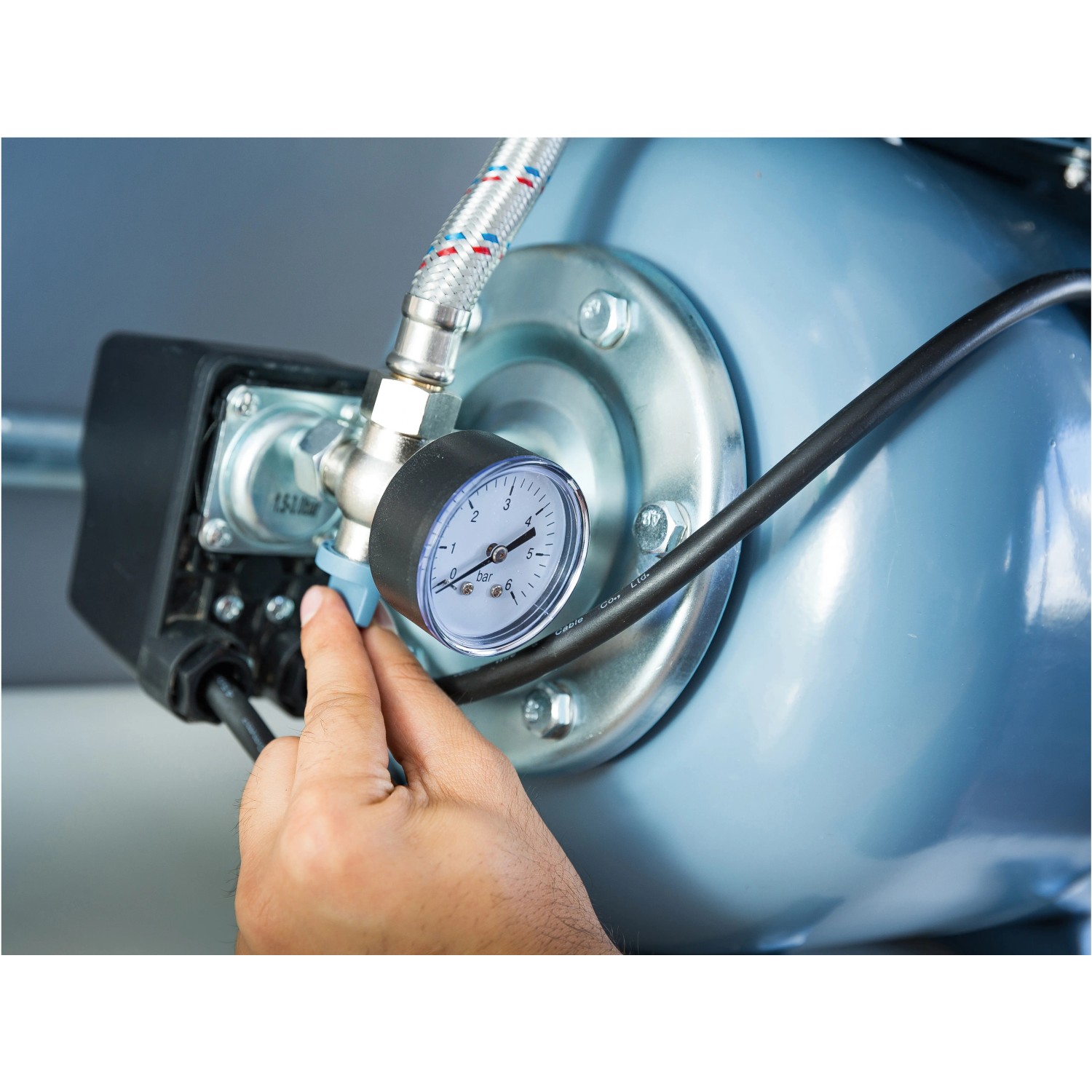 Detailaufnahme: Hauswasserwerk HWW 3200 mit Manometer in Bedienung.