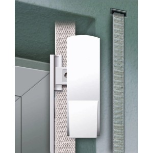 Schellenberg Rollladen-Gurtführung Duo Plus Maxi, weiße Gurtführung am Fensterrahmen.