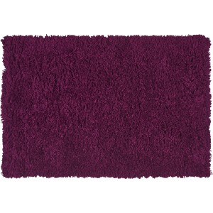 Violettfarbener Badteppich baliv Dark Wonder, 55x85 cm, aus Polyester für ein flauschiges Trittgefühl.