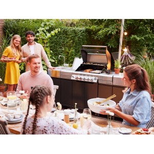 Jamestown Unterschrank Modul für KNOX Outdoorküche in Nutzung mit Gästen im Garten.