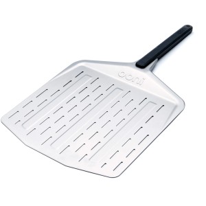 Ooni Pizzaschieber 12 Zoll mit Perforierung, Grillutensil aus Metall mit schwarzem Griff.