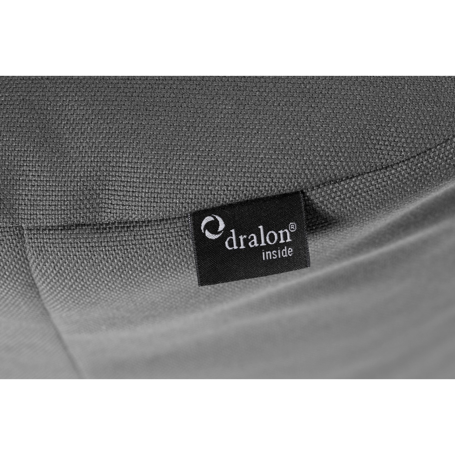 Detailaufnahme: Anthrazitfarbener Sitting Point Sessel Outside mit Dralon-Label.
