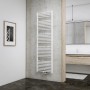 Schulter Badheizkörper Turbo, 705 W, Alpinweiß, mit Mittenanschluss im Badezimmer.