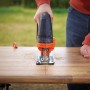 Black+Decker Akku-Stichsäge BDCJS18 im Einsatz beim Sägen von Holz.