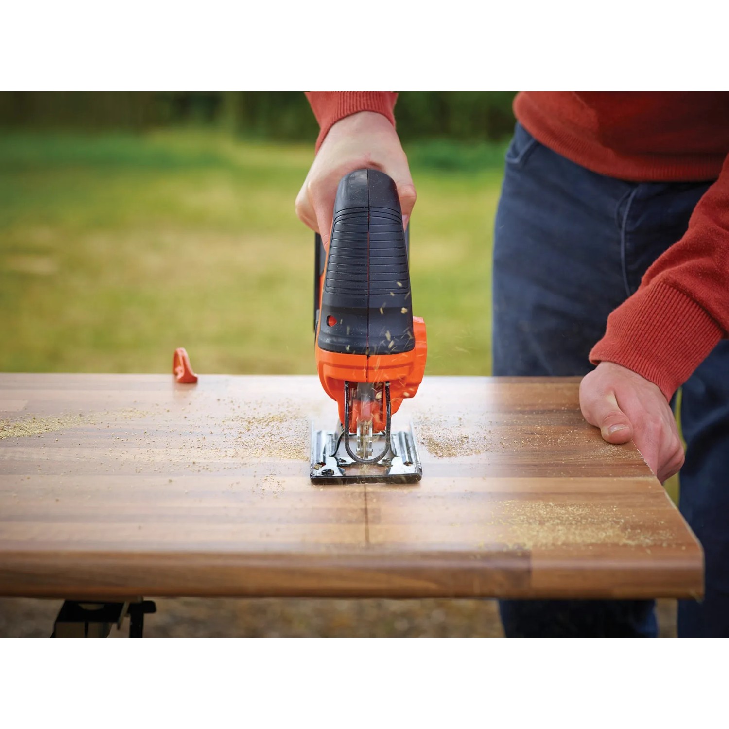 Black+Decker Akku-Stichsäge BDCJS18 im Einsatz beim Sägen von Holz.
