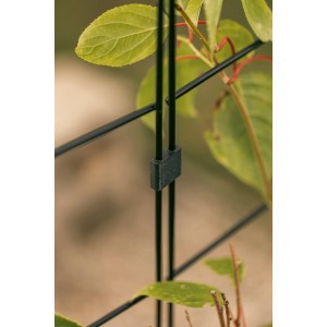 Detailaufnahme eines schwarzen, modularen Upyard Rankgitters (120x25cm) mit Pflanzen im Hintergrund.