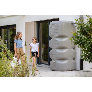 Garantia Gartentank Cubus 1000 l in Betongrau vor Hauswand mit Kindern.