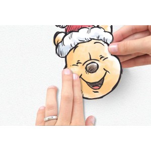 Winnie Pooh Weihnachts-Wandtattoo Sticker (50x70cm) wird an der Wand angebracht.