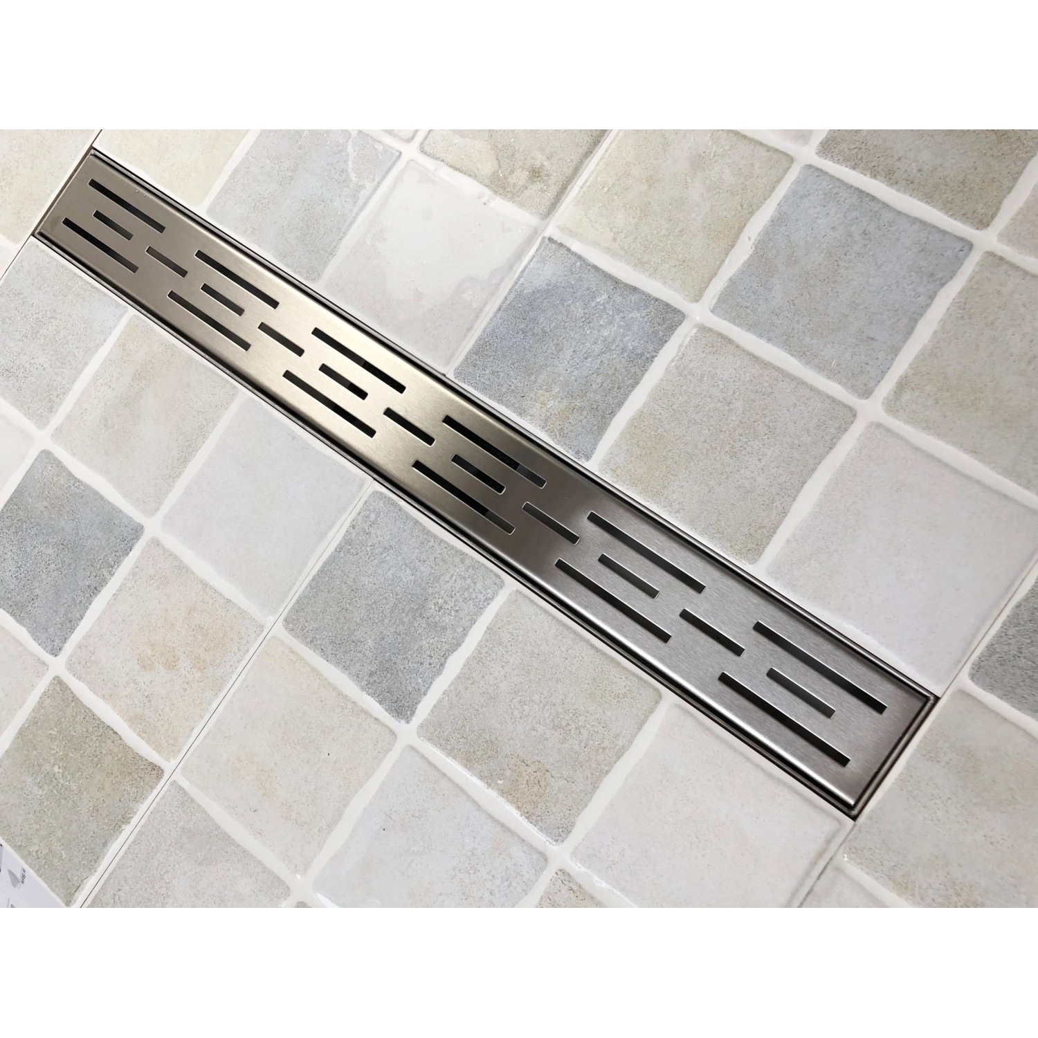 Verosan+ Duschrinne Isel, 70 cm, Edelstahl, eingebaut im Badezimmer.
