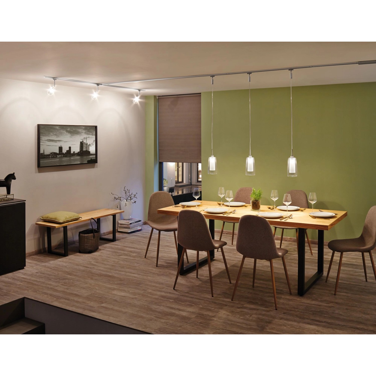 Esszimmer mit URail Schienensystem und Arido LED Pendelleuchten in Chrom matt über Esstisch.