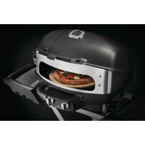 Napoleon Drehspieß-Set Heavy Duty für TravelQ mit Pizza im Grill.