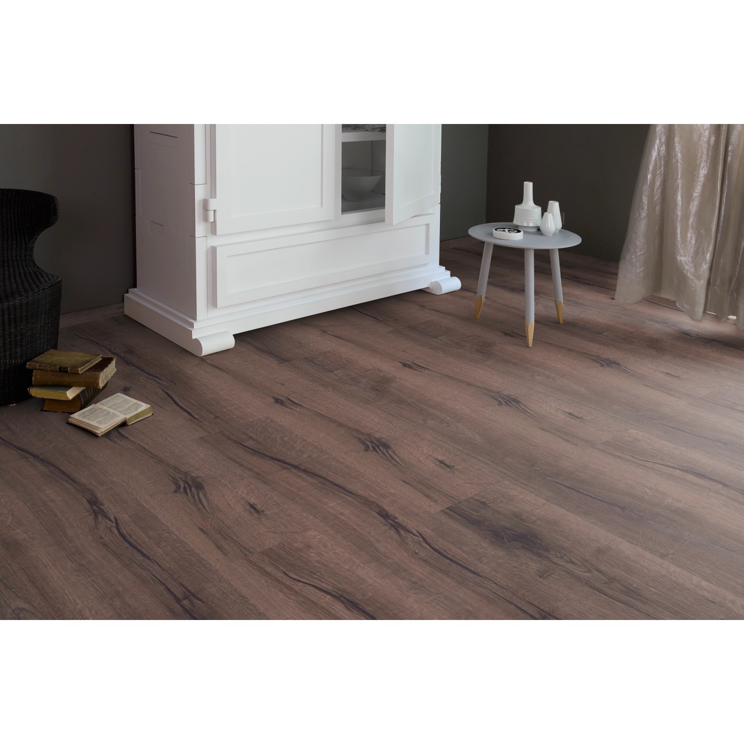 Verlegter Laminatboden Excellent Eiche Ambience in dunkler Holzoptik im Wohnraum.