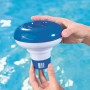 Bestway Dosierschwimmer für Poolchemie in Händen vor blauem Poolwasser.
