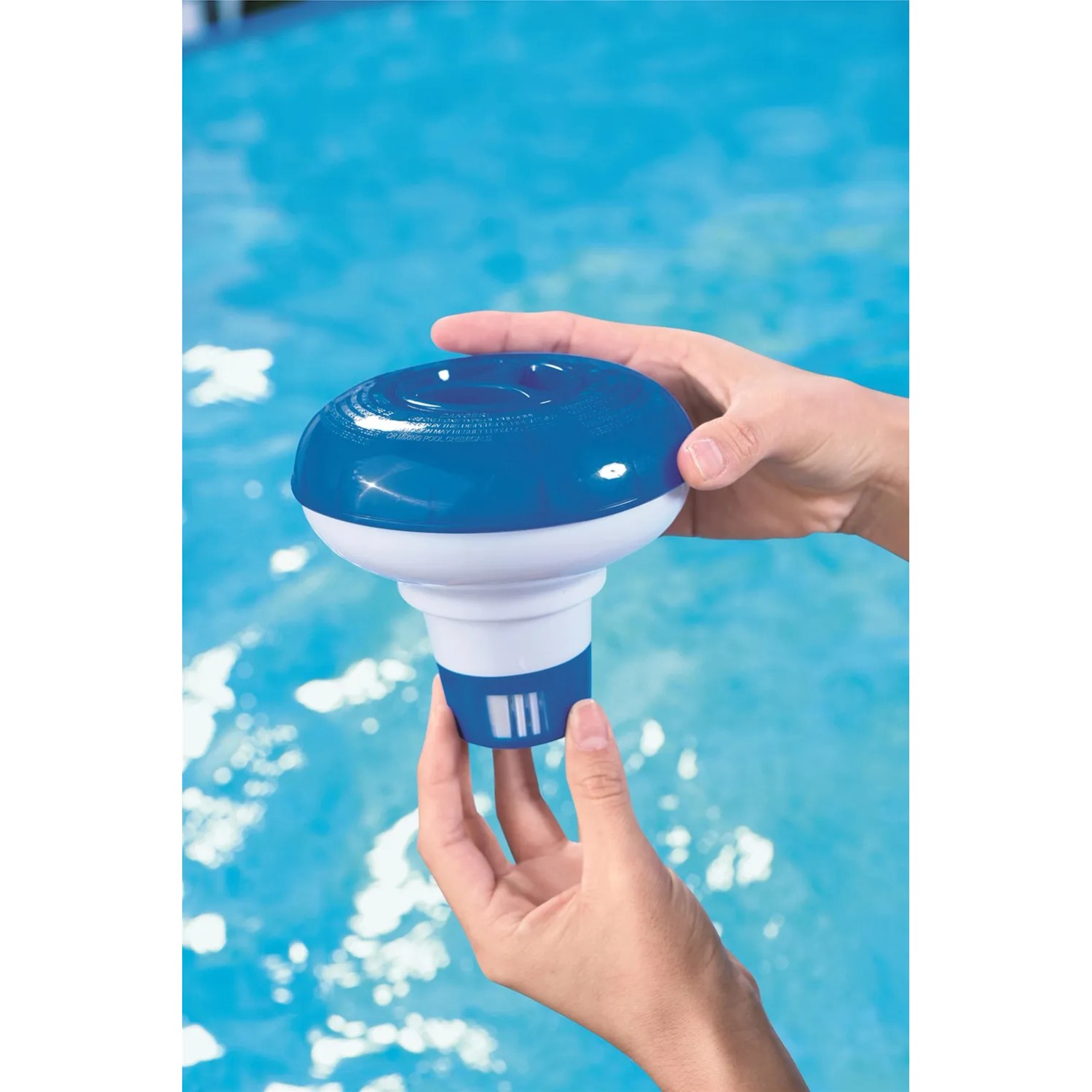 Bestway Dosierschwimmer für Poolchemie in Händen vor blauem Poolwasser.