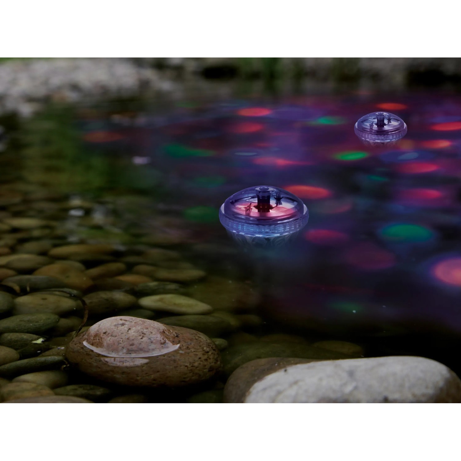 LED-Solar-Teichleuchte mit Flash-Effekt im Gartenteich, sorgt für farbige Lichtakzente.