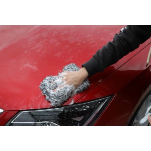 Nigrin Auto-Schwamm Mikrofaser in Nutzung auf rotem Auto, Autopflege.