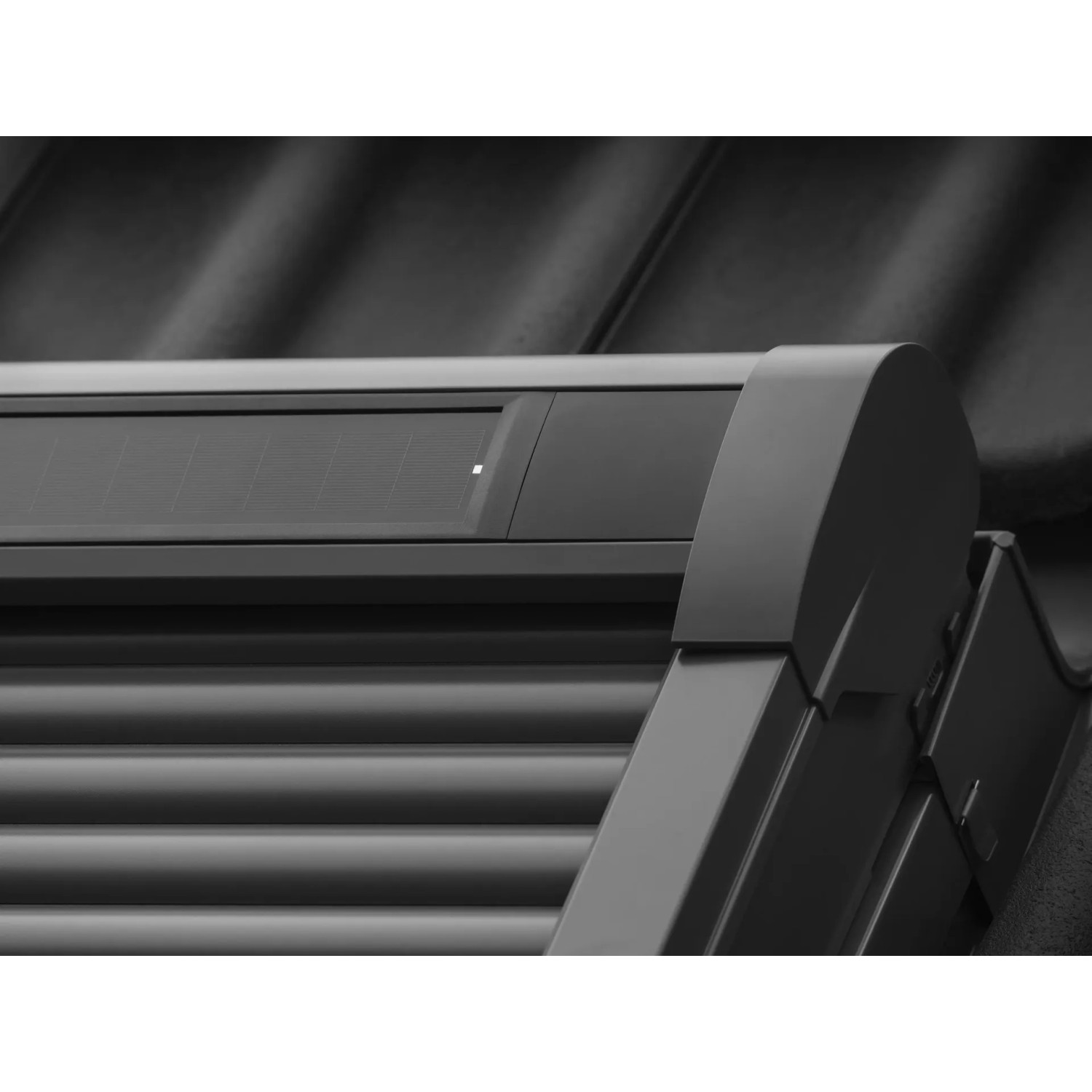 Nahaufnahme eines Velux Solar-Rollladens (Alu) am Dachfenster, geschlossen.