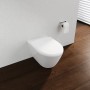 Weißer Schütte WC-Sitz D-Form Pro 3 Duroplast mit Absenkautomatik an Wand montiert.