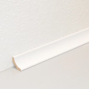 Weiße FN Neuhofer Hohlkehlleiste FU001 (22x22x2400 mm) für Laminat und Parkett.