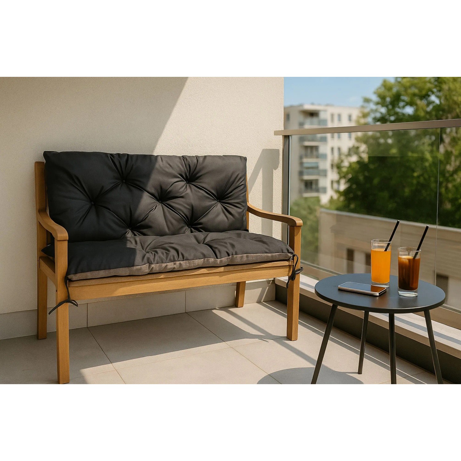 Setgarden Double Outdoor Kissen, schwarz, auf einer 2-Sitzer Gartenbank auf dem Balkon. Gesteppte Bankauflage für Komfort.