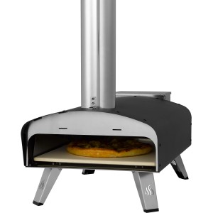 Tepro Pellet-Pizzaofen Danbury, schwarz-silberner Ofen mit Pizza und Edelstahl-Schornstein.