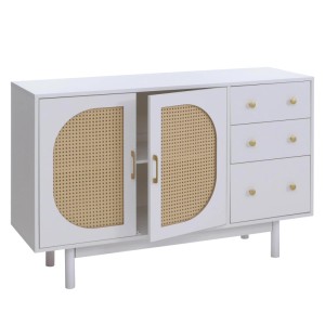 Weißes Sideboard mit Poly-Rattan-Details, drei Schubladen und zwei Türen.