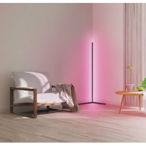 Ledvance Smart+ WiFi Stehlampe Ecke, schwarz, mit pinkfarbener Beleuchtung im Wohnraum.