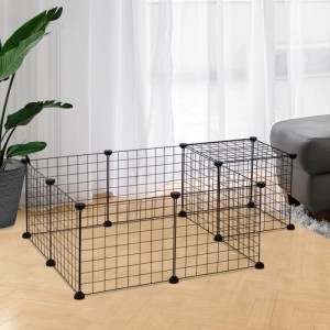 Schwarzes PawHut Metallgitter Freilaufgehege für Kleintiere, flexibel umformbar, in L-Form auf Holzfußboden.