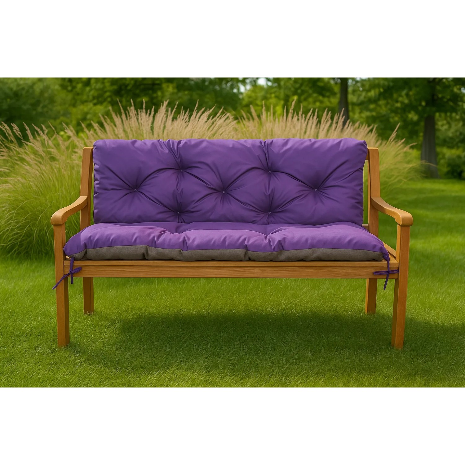 Violette Setgarden Bankauflage für 2-Sitzer Gartenbank, gepolstert, im grünen Garten. Komfortables Outdoor Kissen.
