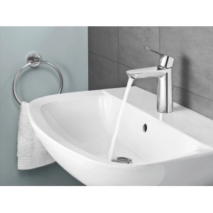 Weißes Grohe Waschbecken Bau Keramik 60 cm mit Armatur und laufendem Wasser.