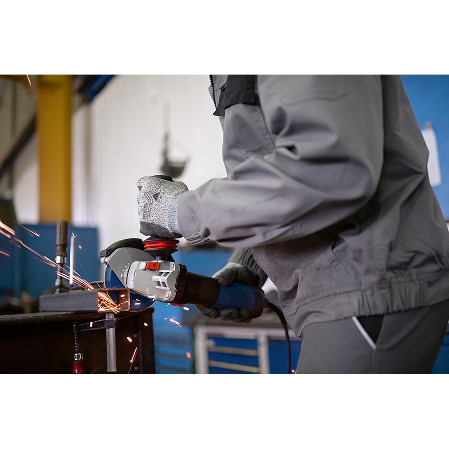 Bosch Professional GWS 17-125 SB Winkelschleifer im Einsatz beim Schleifen von Metall.