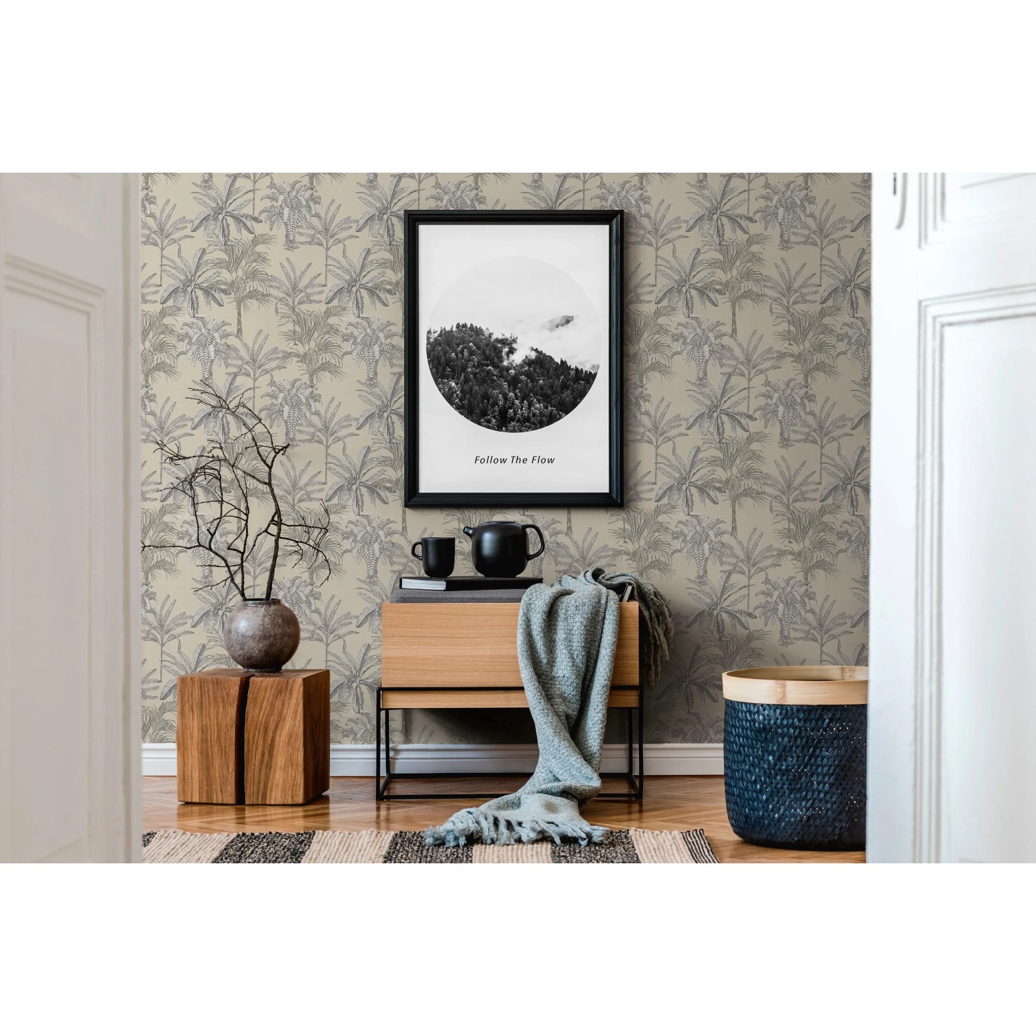 Michalsky Living Vliestapete Change mit Palmenmuster in Beige und Grau.