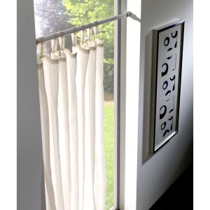 Gardinia Spannstange in Nickel-Optik mit Vorhang am Fenster, ausziehbar von 125-220 cm.