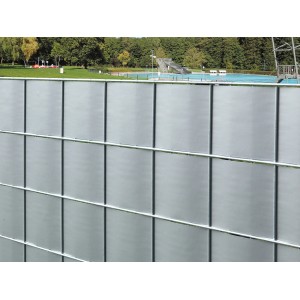 Floraworld PVC-Sichtschutzrolle, silbergrau, am Doppelstabmattenzaun im Garten.